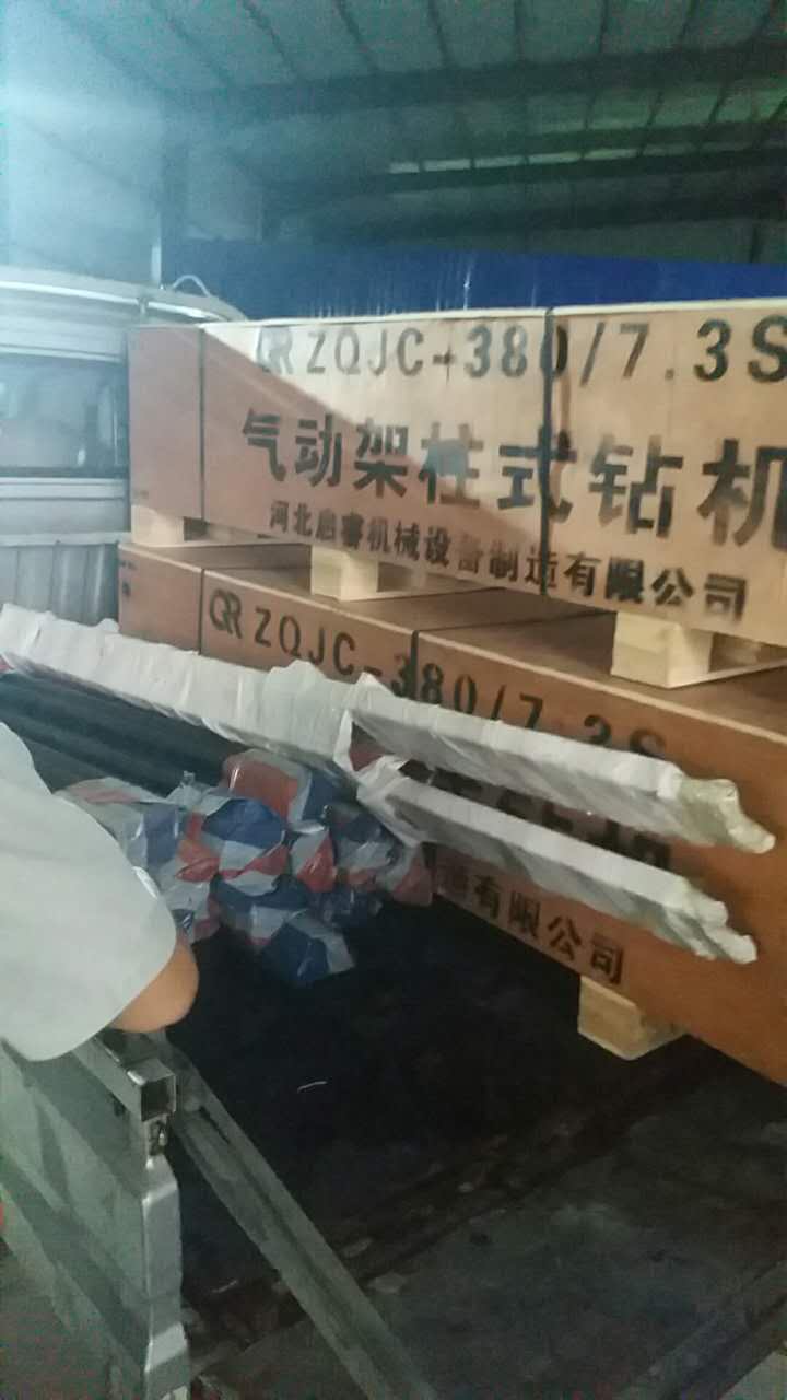 氣動探水鉆機經(jīng)風冒雨，及時送往山西襄垣